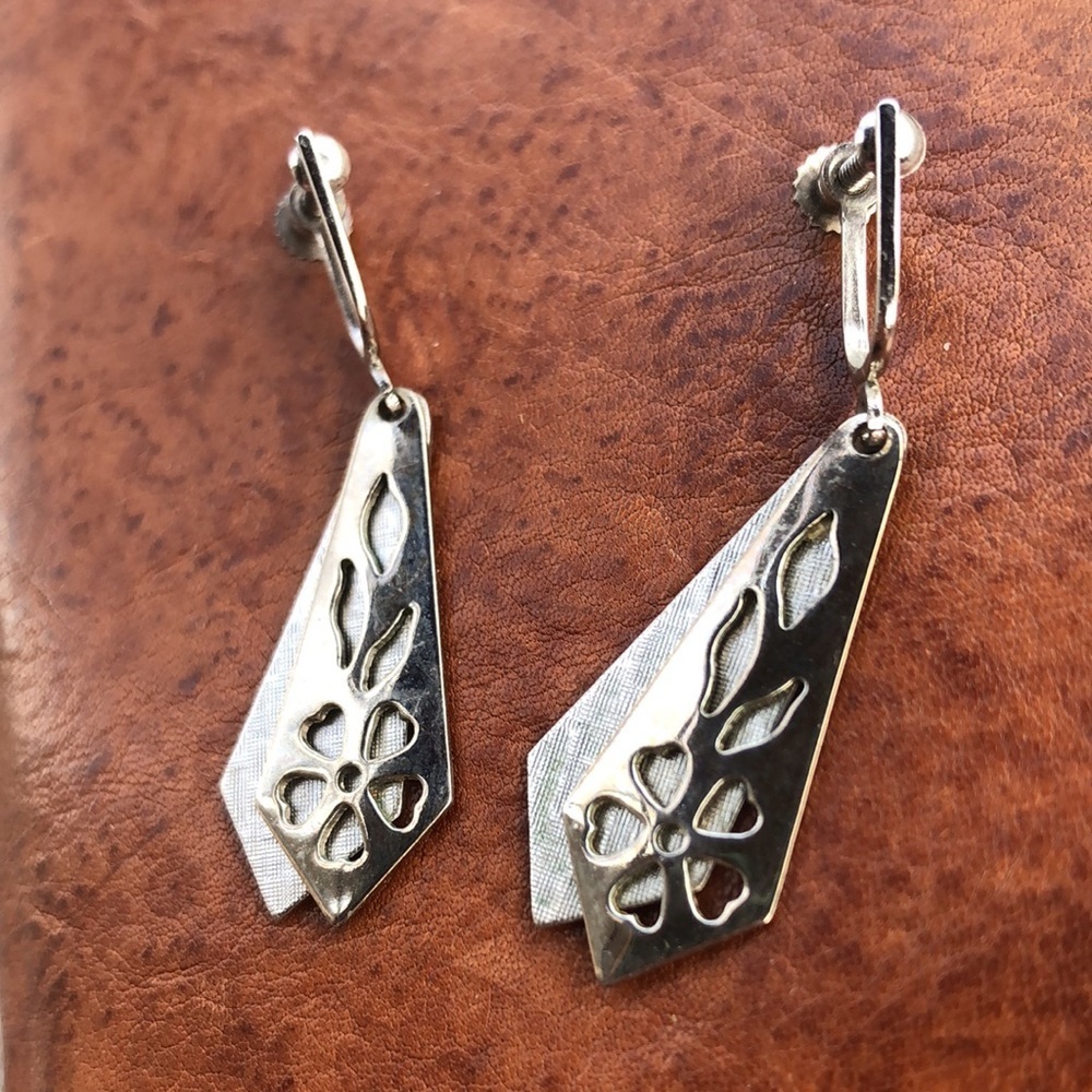 Vintage Simplistic 70s Floral Earrings - Picture 2 of 5